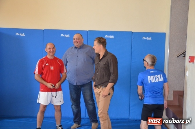 Zdjęcie w galerii na portalu naszraciborz.pl: Rafał Brzozowski wśród zapaśniczek. Artysta gościł na Unii wiadomości z regionu