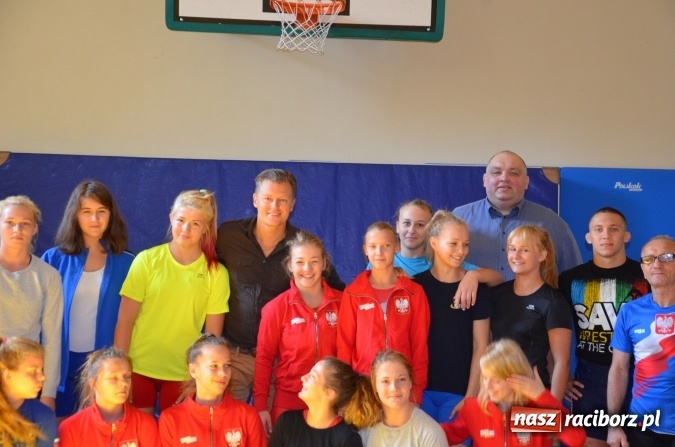 Zdjęcie w galerii na portalu naszraciborz.pl: Rafał Brzozowski wśród zapaśniczek. Artysta gościł na Unii wiadomości z regionu