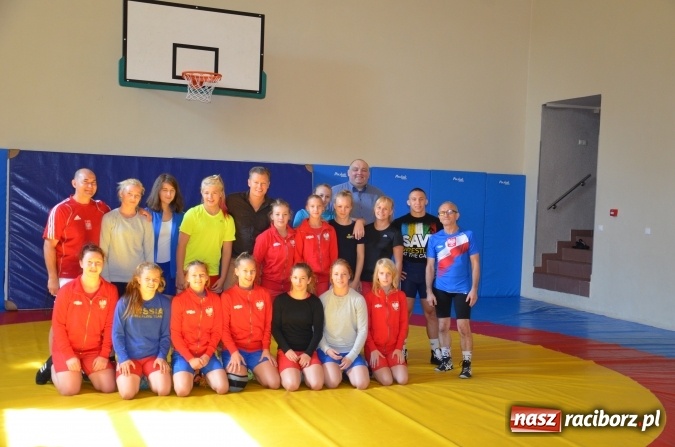 Zdjęcie w galerii na portalu naszraciborz.pl: Rafał Brzozowski wśród zapaśniczek. Artysta gościł na Unii wiadomości z regionu