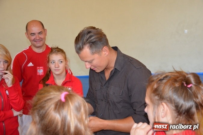 Zdjęcie w galerii na portalu naszraciborz.pl: Rafał Brzozowski wśród zapaśniczek. Artysta gościł na Unii wiadomości z regionu