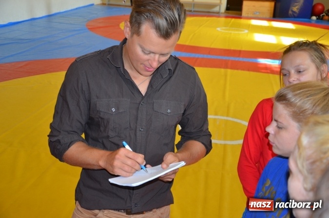 Zdjęcie w galerii na portalu naszraciborz.pl: Rafał Brzozowski wśród zapaśniczek. Artysta gościł na Unii wiadomości z regionu
