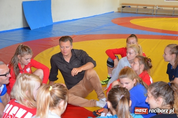 Zdjęcie w galerii na portalu naszraciborz.pl: Rafał Brzozowski wśród zapaśniczek. Artysta gościł na Unii wiadomości z regionu