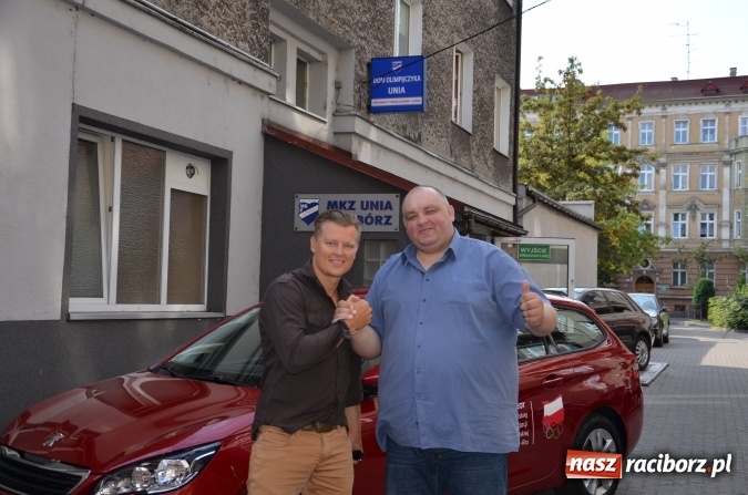 Zdjęcie w galerii na portalu naszraciborz.pl: Rafał Brzozowski wśród zapaśniczek. Artysta gościł na Unii wiadomości z regionu