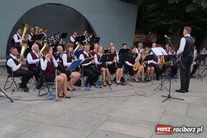 Zdjęcie w galerii na portalu naszraciborz.pl: Orkiestra Plania na finał koncert&oacute;w letnich w Parku Roth wiadomości z regionu