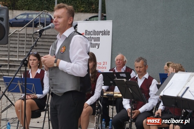 Zdjęcie w galerii na portalu naszraciborz.pl: Orkiestra Plania na finał koncert&oacute;w letnich w Parku Roth wiadomości z regionu