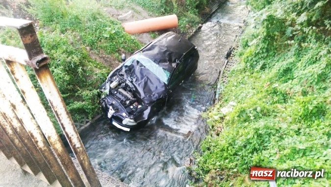 Zdjęcie w galerii na portalu naszraciborz.pl: Nietrzeźwy kierowca uderzył w barierki energochłonne i wpadł do Nacyny wiadomości z regionu