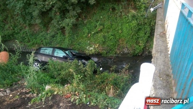 Zdjęcie w galerii na portalu naszraciborz.pl: Nietrzeźwy kierowca uderzył w barierki energochłonne i wpadł do Nacyny wiadomości z regionu