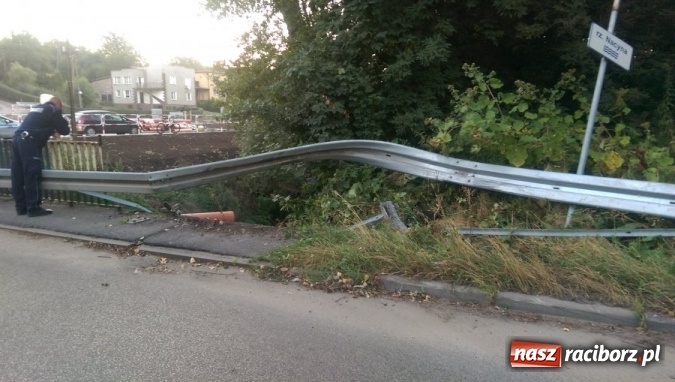 Zdjęcie w galerii na portalu naszraciborz.pl: Nietrzeźwy kierowca uderzył w barierki energochłonne i wpadł do Nacyny wiadomości z regionu
