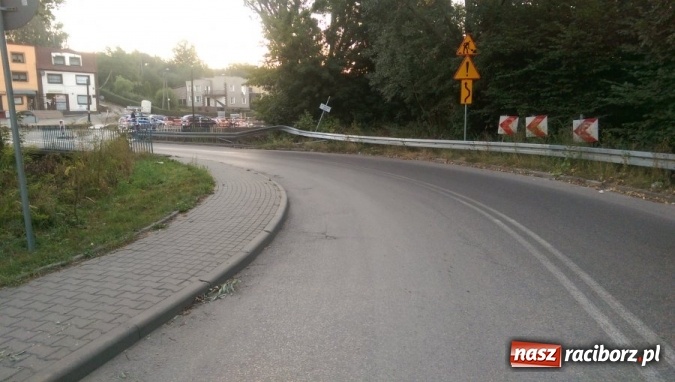 Zdjęcie w galerii na portalu naszraciborz.pl: Nietrzeźwy kierowca uderzył w barierki energochłonne i wpadł do Nacyny wiadomości z regionu