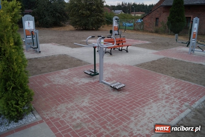 Zdjęcie w galerii na portalu naszraciborz.pl: Przy szkole w Nędzy powstał parking i siłownia 