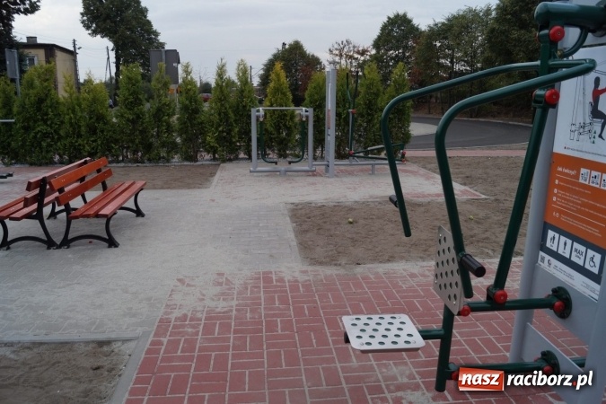 Zdjęcie w galerii na portalu naszraciborz.pl: Przy szkole w Nędzy powstał parking i siłownia 