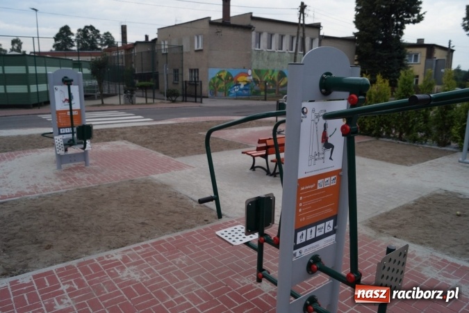 Zdjęcie w galerii na portalu naszraciborz.pl: Przy szkole w Nędzy powstał parking i siłownia 