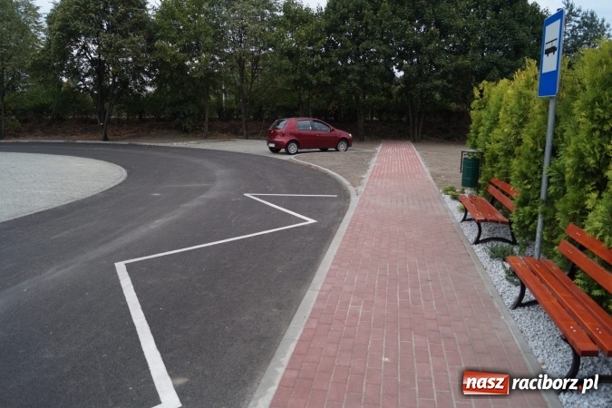 Zdjęcie w galerii na portalu naszraciborz.pl: Przy szkole w Nędzy powstał parking i siłownia 