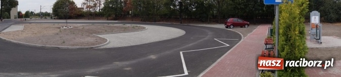 Zdjęcie w galerii na portalu naszraciborz.pl: Przy szkole w Nędzy powstał parking i siłownia 