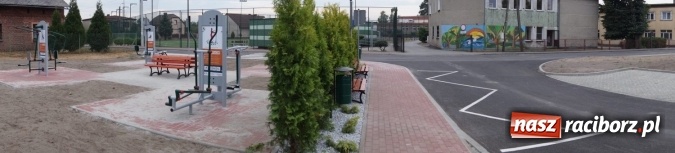 Zdjęcie w galerii na portalu naszraciborz.pl: Przy szkole w Nędzy powstał parking i siłownia 