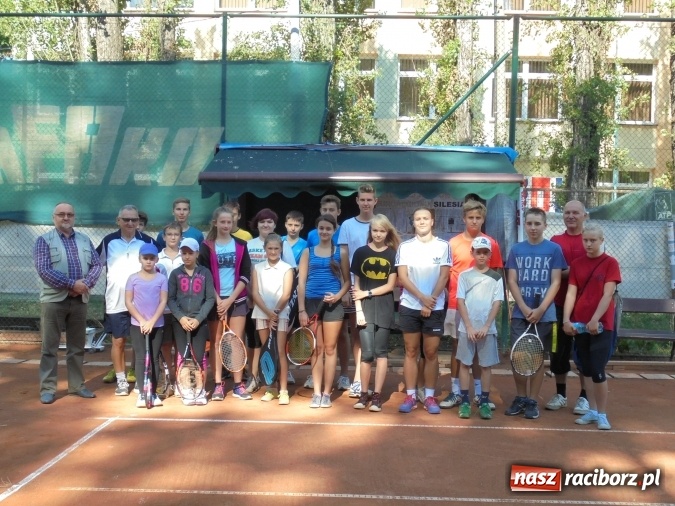 Zdjęcie w galerii na portalu naszraciborz.pl: Puchar międzynarodowego turnieju tenisowego pojechał do Pilszcza  wiadomości z regionu