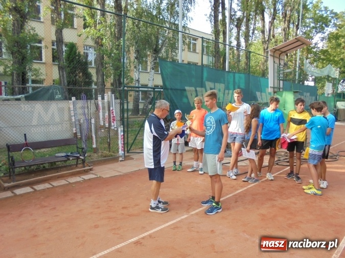 Zdjęcie w galerii na portalu naszraciborz.pl: Puchar międzynarodowego turnieju tenisowego pojechał do Pilszcza  wiadomości z regionu