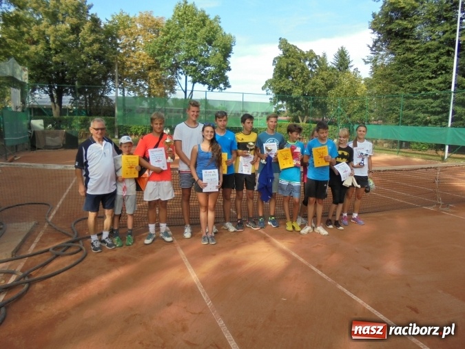 Zdjęcie w galerii na portalu naszraciborz.pl: Puchar międzynarodowego turnieju tenisowego pojechał do Pilszcza  wiadomości z regionu