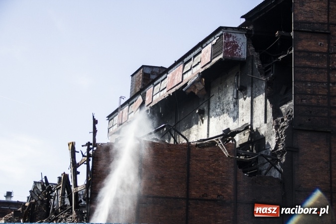 Zdjęcie w galerii na portalu naszraciborz.pl: Rozbiórka starej ciepłowni na Płoni. Ludzie na Fabrycznej toną w pyle i są wściekli wiadomości z regionu