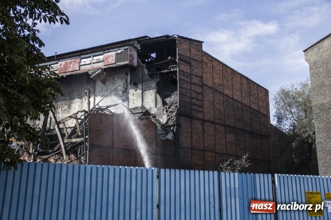 Zdjęcie w galerii na portalu naszraciborz.pl: Rozbiórka starej ciepłowni na Płoni. Ludzie na Fabrycznej toną w pyle i są wściekli wiadomości z regionu