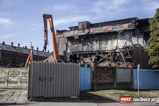 Zdjęcie w galerii na portalu naszraciborz.pl: Rozbiórka starej ciepłowni na Płoni. Ludzie na Fabrycznej toną w pyle i są wściekli wiadomości z regionu