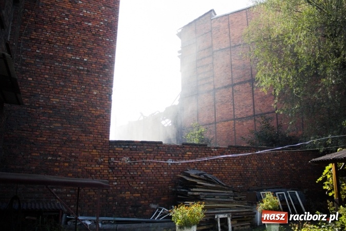 Zdjęcie w galerii na portalu naszraciborz.pl: Rozbiórka starej ciepłowni na Płoni. Ludzie na Fabrycznej toną w pyle i są wściekli wiadomości z regionu