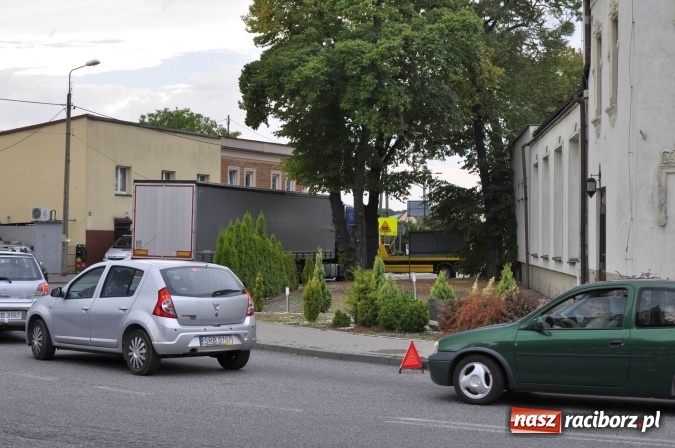 Zdjęcie w galerii na portalu naszraciborz.pl: Zepsuty tir zakorkował Markowice wiadomości z regionu