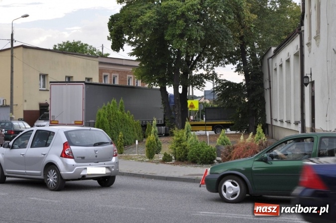 Zdjęcie w galerii na portalu naszraciborz.pl: Zepsuty tir zakorkował Markowice wiadomości z regionu