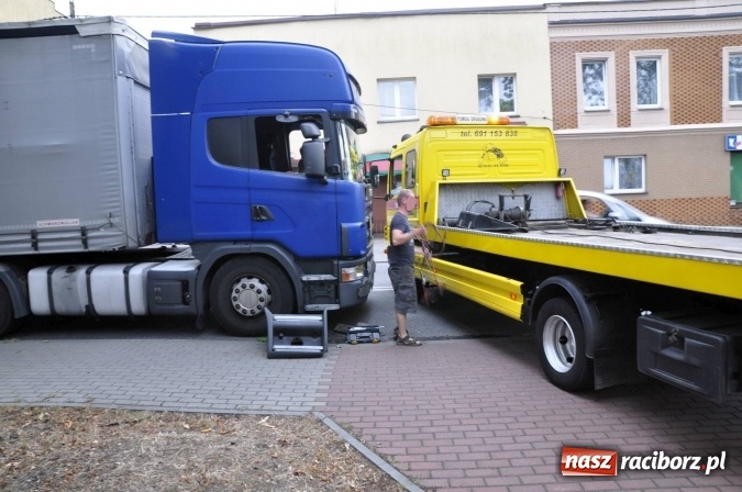Zdjęcie w galerii na portalu naszraciborz.pl: Zepsuty tir zakorkował Markowice wiadomości z regionu