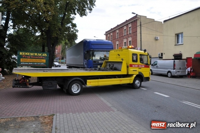 Zdjęcie w galerii na portalu naszraciborz.pl: Zepsuty tir zakorkował Markowice wiadomości z regionu