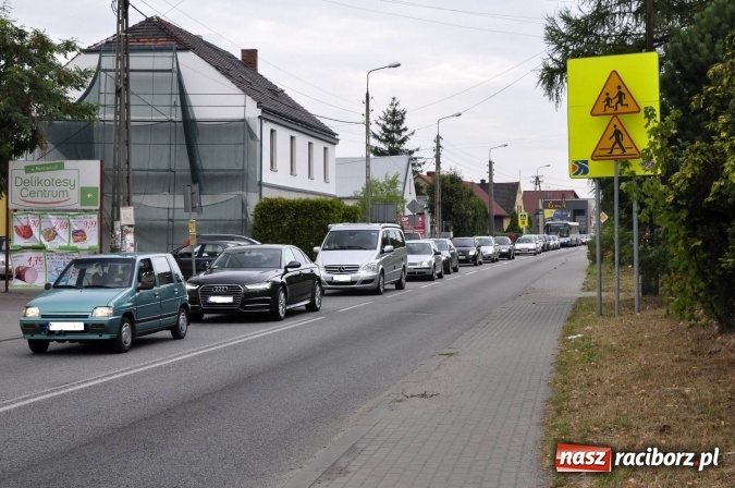 Zdjęcie w galerii na portalu naszraciborz.pl: Zepsuty tir zakorkował Markowice wiadomości z regionu