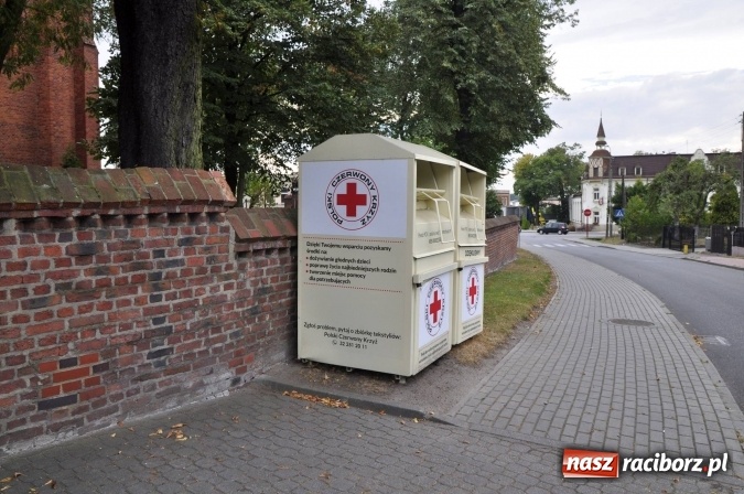 Zdjęcie w galerii na portalu naszraciborz.pl: Tajemnica kontenerów na używaną odzież wiadomości z regionu