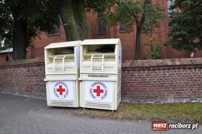 Zdjęcie w galerii na portalu naszraciborz.pl: Tajemnica kontenerów na używaną odzież wiadomości z regionu