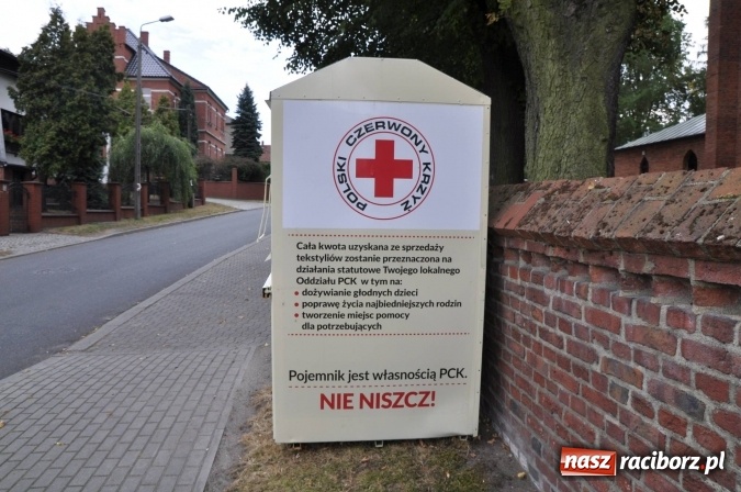 Zdjęcie w galerii na portalu naszraciborz.pl: Tajemnica kontenerów na używaną odzież wiadomości z regionu