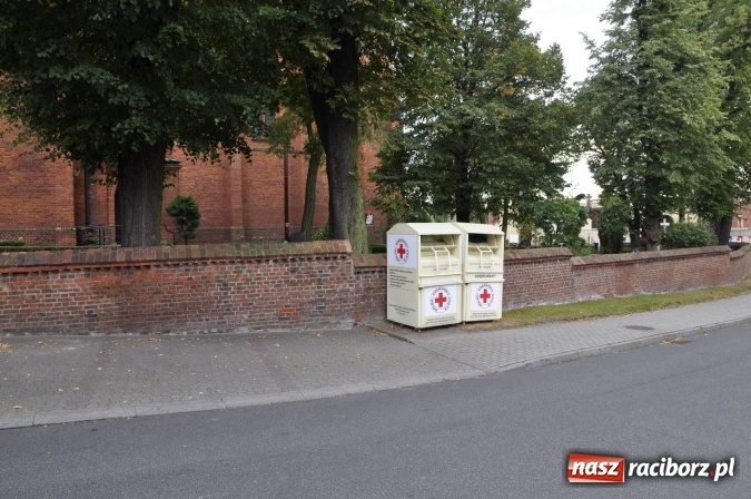 Zdjęcie w galerii na portalu naszraciborz.pl: Tajemnica kontenerów na używaną odzież wiadomości z regionu