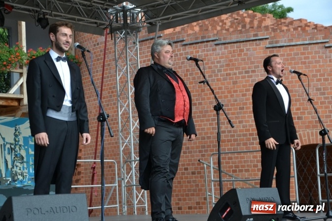 Zdjęcie w galerii na portalu naszraciborz.pl: Trzej tenorzy zaśpiewali na Zamku Piastowskim wiadomości z regionu