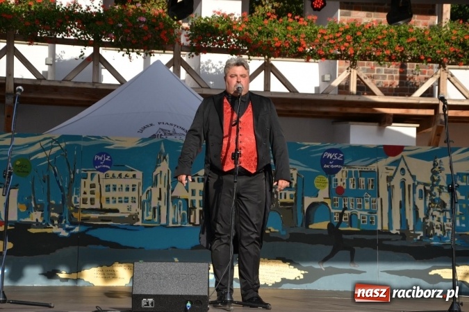 Zdjęcie w galerii na portalu naszraciborz.pl: Trzej tenorzy zaśpiewali na Zamku Piastowskim wiadomości z regionu