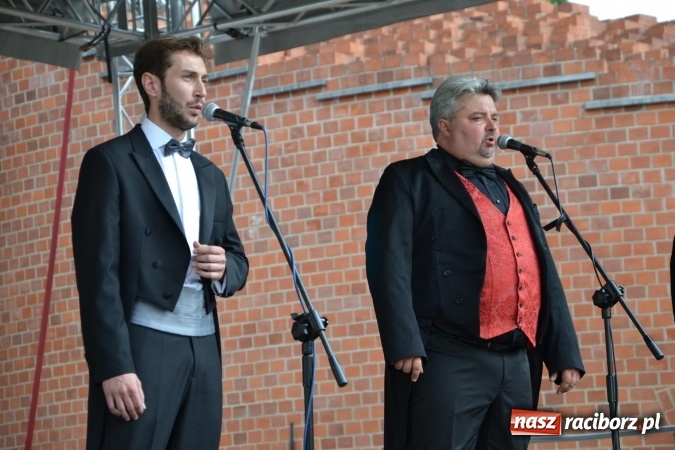Zdjęcie w galerii na portalu naszraciborz.pl: Trzej tenorzy zaśpiewali na Zamku Piastowskim wiadomości z regionu