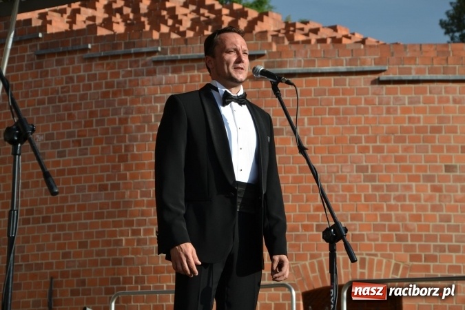 Zdjęcie w galerii na portalu naszraciborz.pl: Trzej tenorzy zaśpiewali na Zamku Piastowskim wiadomości z regionu