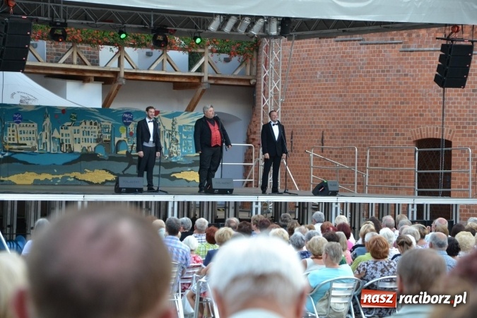 Zdjęcie w galerii na portalu naszraciborz.pl: Trzej tenorzy zaśpiewali na Zamku Piastowskim wiadomości z regionu