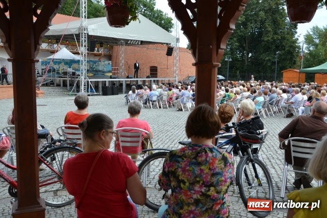 Zdjęcie w galerii na portalu naszraciborz.pl: Trzej tenorzy zaśpiewali na Zamku Piastowskim wiadomości z regionu