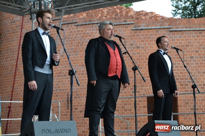 Zdjęcie w galerii na portalu naszraciborz.pl: Trzej tenorzy zaśpiewali na Zamku Piastowskim wiadomości z regionu