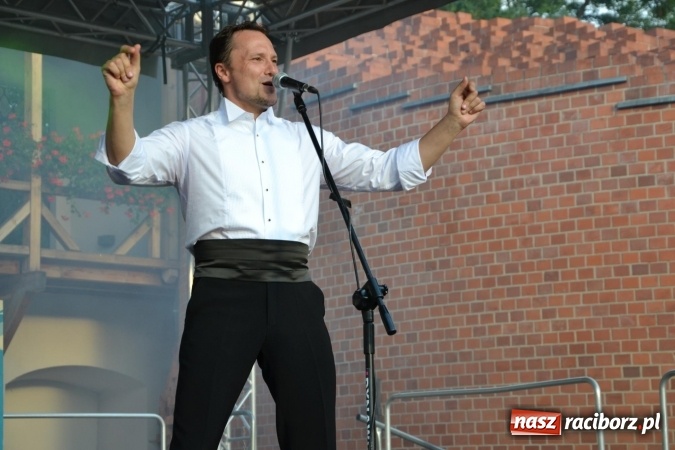 Zdjęcie w galerii na portalu naszraciborz.pl: Trzej tenorzy zaśpiewali na Zamku Piastowskim wiadomości z regionu