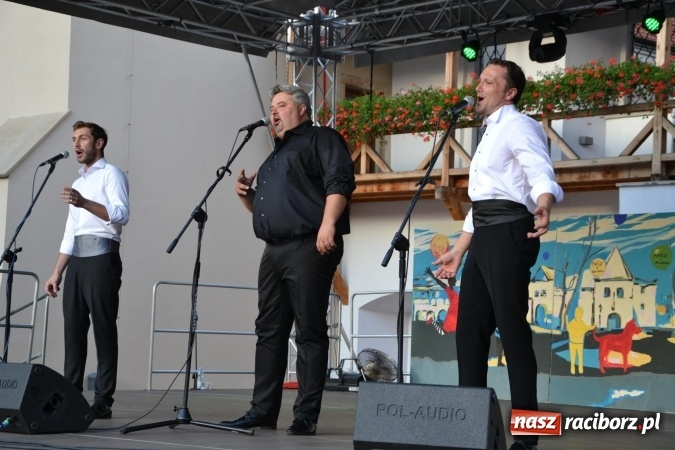 Zdjęcie w galerii na portalu naszraciborz.pl: Trzej tenorzy zaśpiewali na Zamku Piastowskim wiadomości z regionu