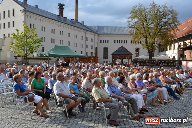 Zdjęcie w galerii na portalu naszraciborz.pl: Trzej tenorzy zaśpiewali na Zamku Piastowskim wiadomości z regionu