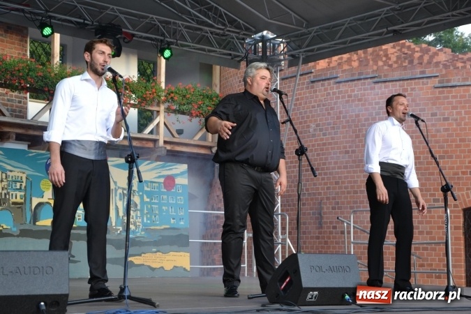 Zdjęcie w galerii na portalu naszraciborz.pl: Trzej tenorzy zaśpiewali na Zamku Piastowskim wiadomości z regionu