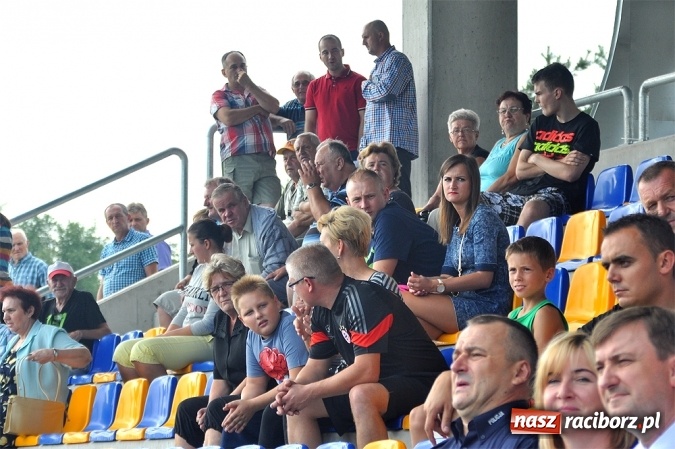 Zdjęcie w galerii na portalu naszraciborz.pl: W Kuźni Raciborskiej uroczyście otwarto nowy stadion wiadomości z regionu