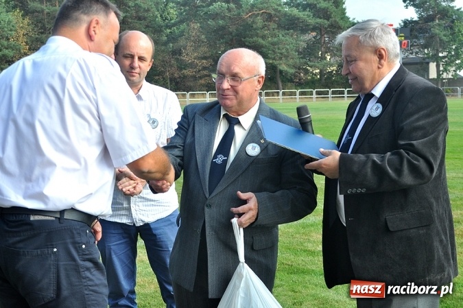 Zdjęcie w galerii na portalu naszraciborz.pl: W Kuźni Raciborskiej uroczyście otwarto nowy stadion wiadomości z regionu