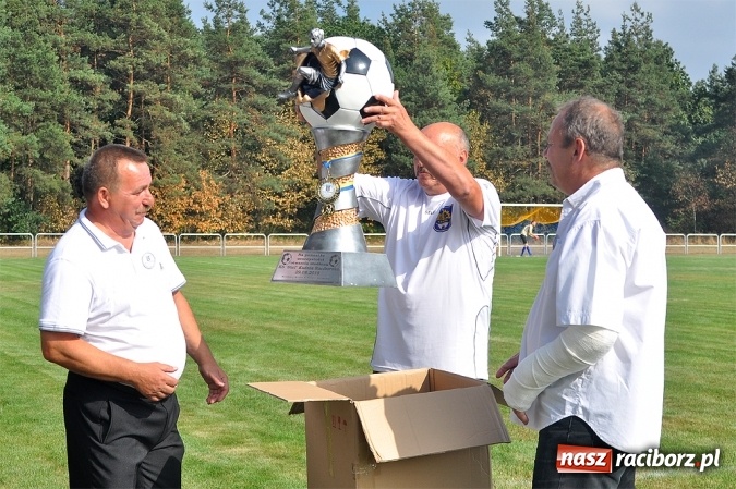 Zdjęcie w galerii na portalu naszraciborz.pl: W Kuźni Raciborskiej uroczyście otwarto nowy stadion wiadomości z regionu