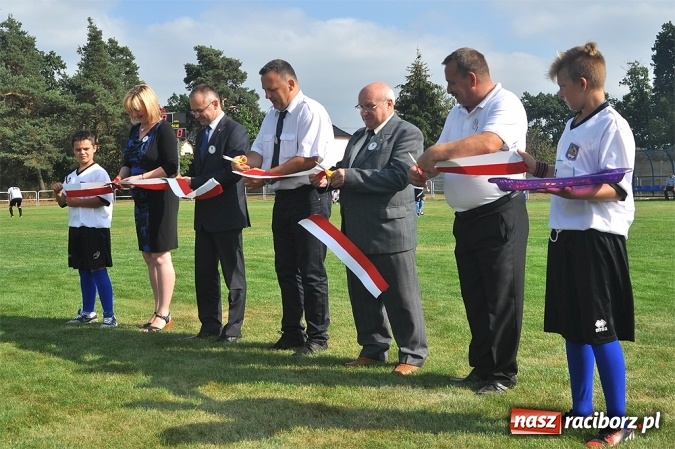 Zdjęcie w galerii na portalu naszraciborz.pl: W Kuźni Raciborskiej uroczyście otwarto nowy stadion wiadomości z regionu
